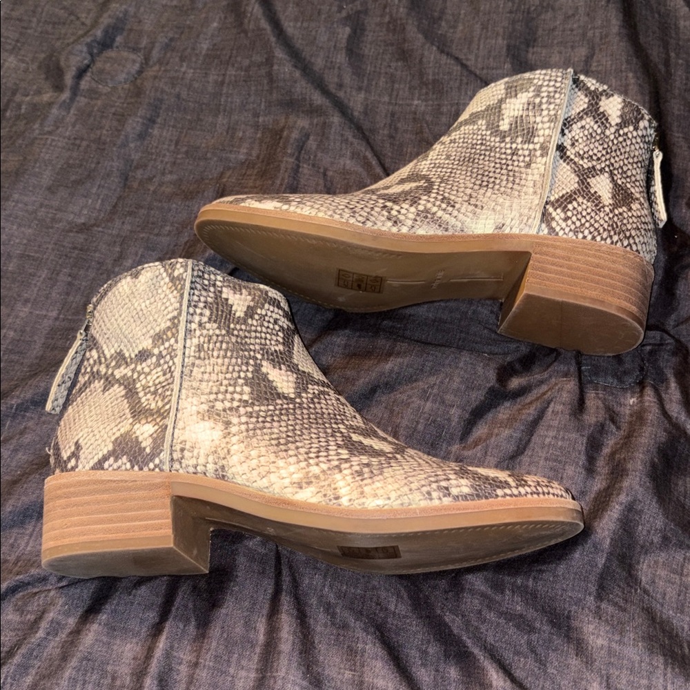 Dolce Vita Tavin dark and light gray snakeskin pattern boots size 7M